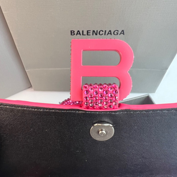 Ba*len*cia*ga hourglass