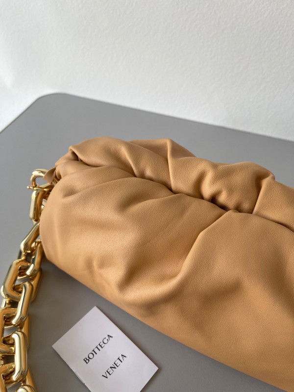 bo*te*ga Ve*ne*ta the chain pouch
