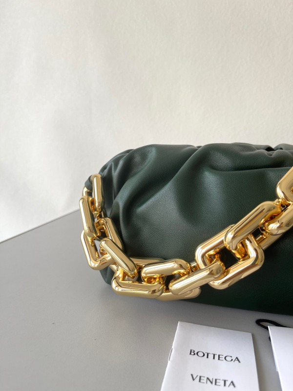 bo*te*ga Ve*ne*ta the chain pouch