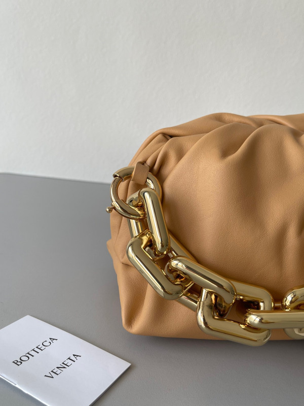 bo*te*ga Ve*ne*ta the chain pouch