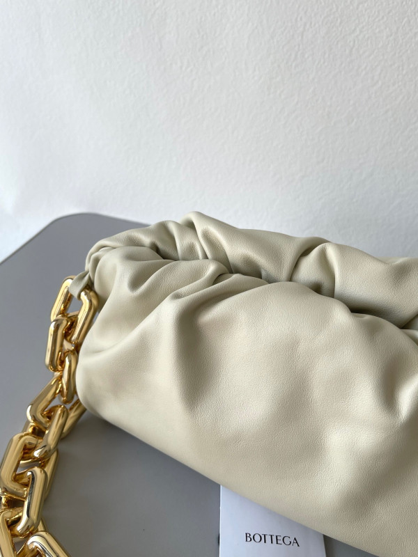 bo*te*ga Ve*ne*ta the chain pouch