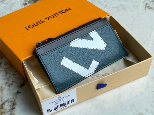 l0*is V*t0n cc holder