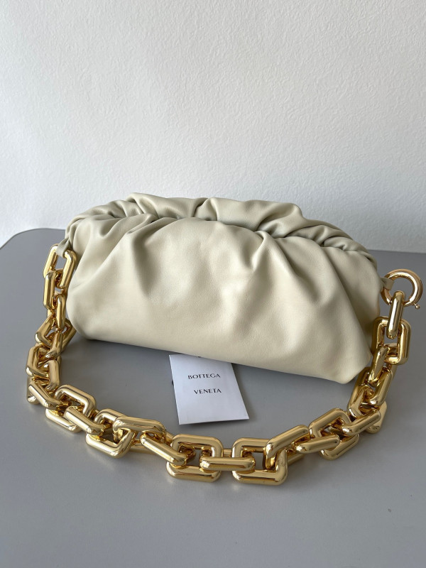 bo*te*ga Ve*ne*ta the chain pouch