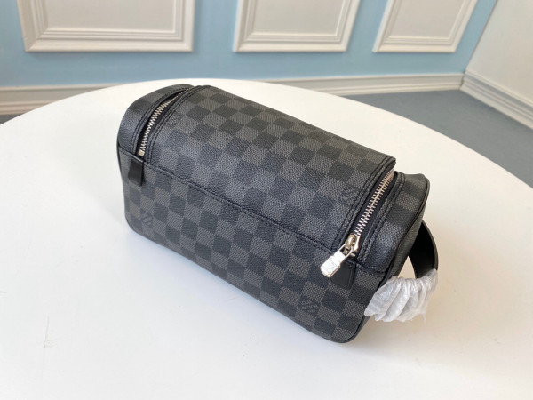l0*is V*t0n toiletry pouch