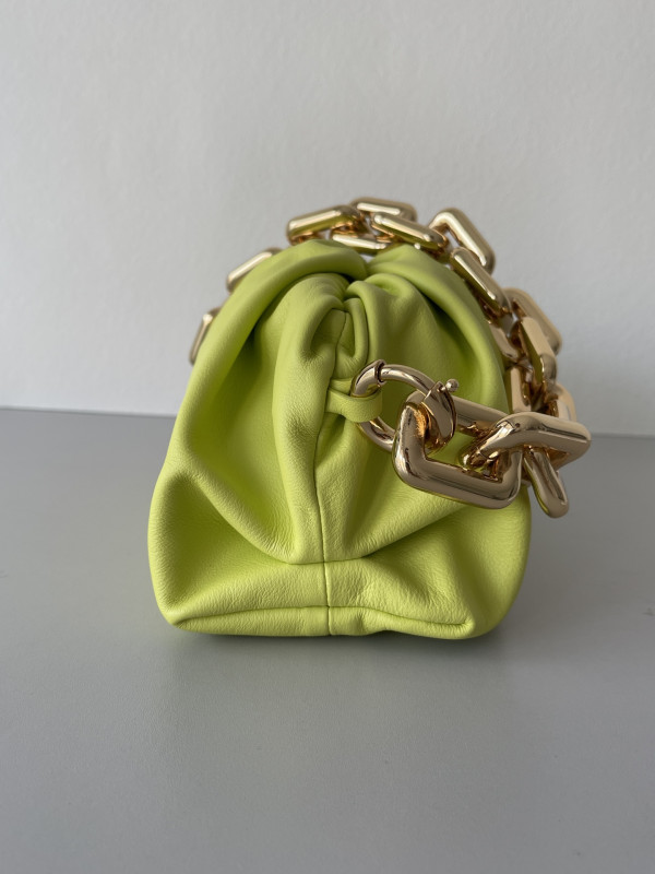 bo*te*ga Ve*ne*ta the chain pouch