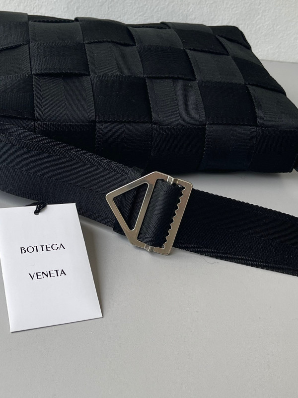 bo*te*ga Ve*ne*ta cassette webbing