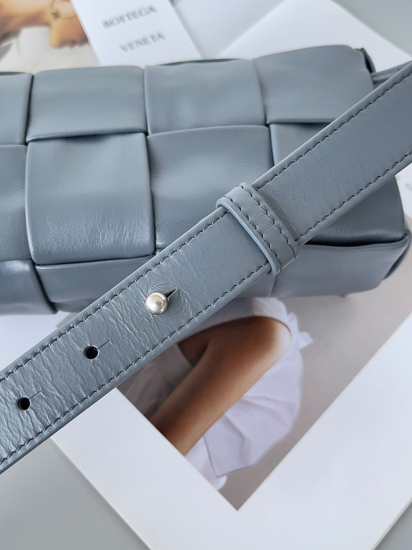 bo*te*ga Ve*ne*ta cassette belt bag