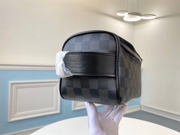 l0*is V*t0n toiletry pouch