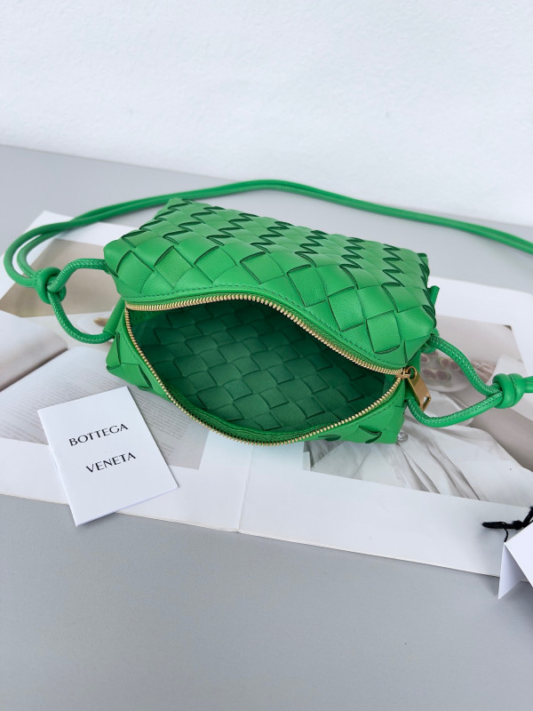 bo*te*ga Ve*ne*ta mini loop camera bag