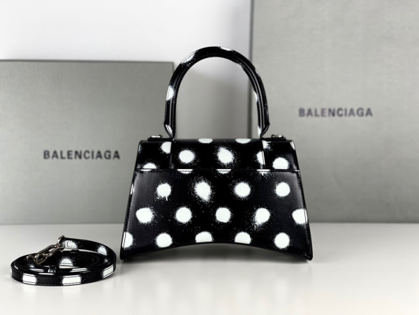 Ba*len*cia*ga hourglass