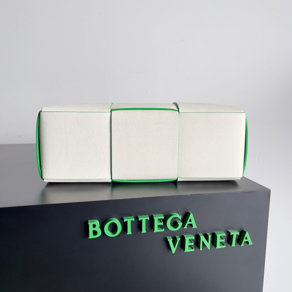 bo*te*ga Ve*ne*ta small arco tote bag