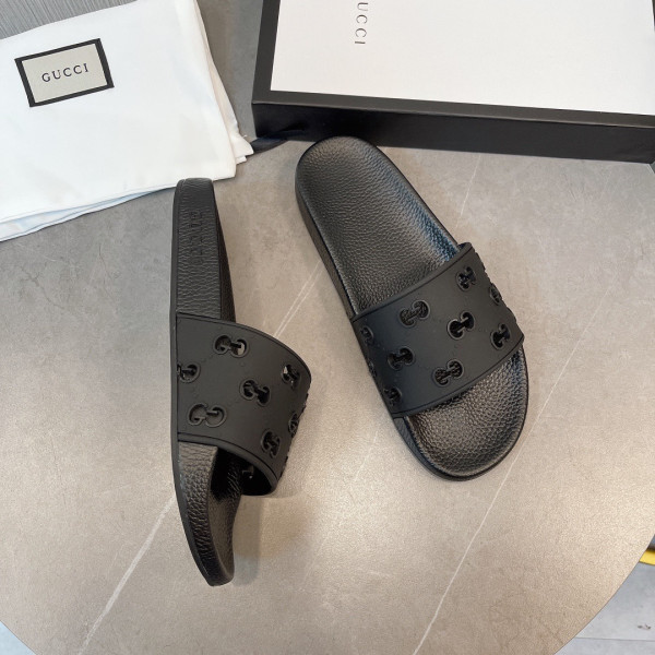G*u*i slippers
