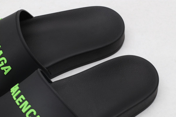Ba*len*cia*ga pool slide sandal
