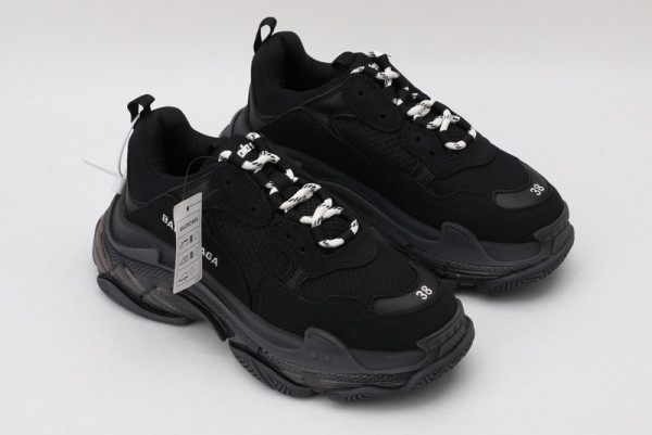 Ba*len*cia*ga triple s