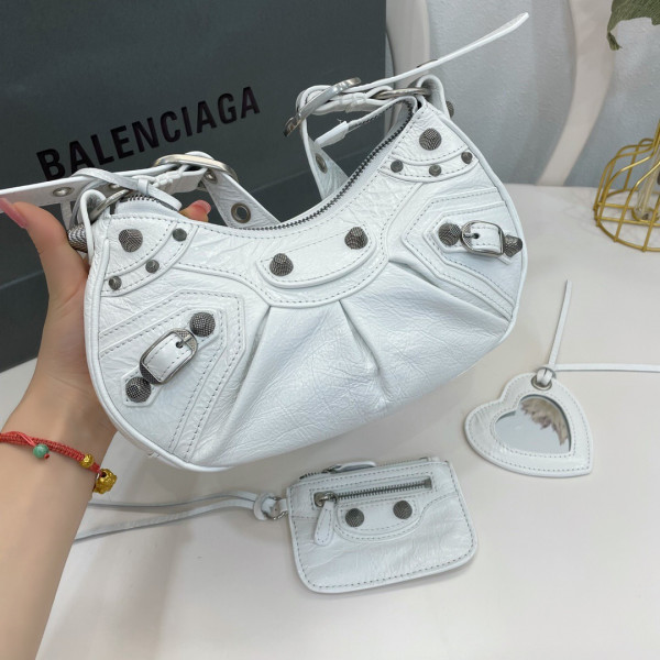 Ba*len*cia*ga women