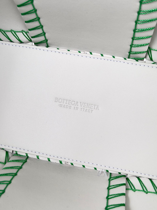 bo*te*ga Ve*ne*ta small arco tote bag