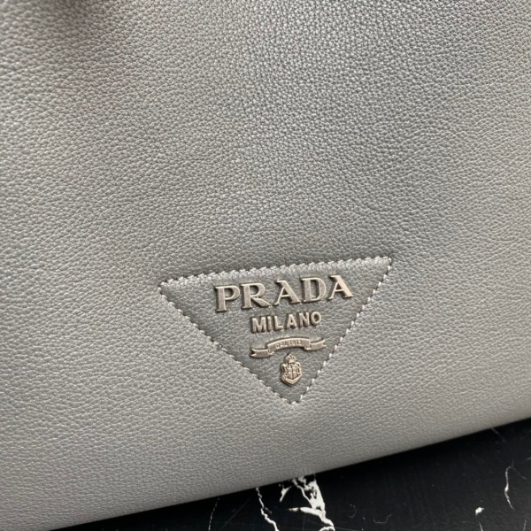 Pra*a leather tote