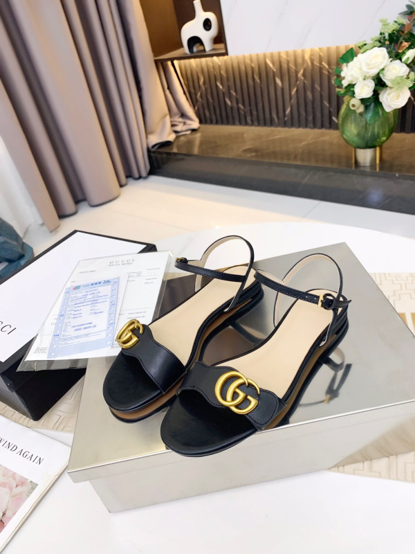 G*u*i leather sandal