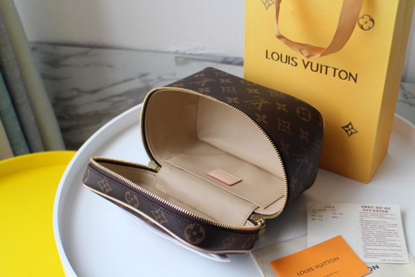 l0*is V*t0n toiletry bag