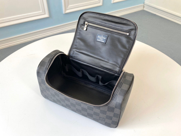 l0*is V*t0n toiletry pouch