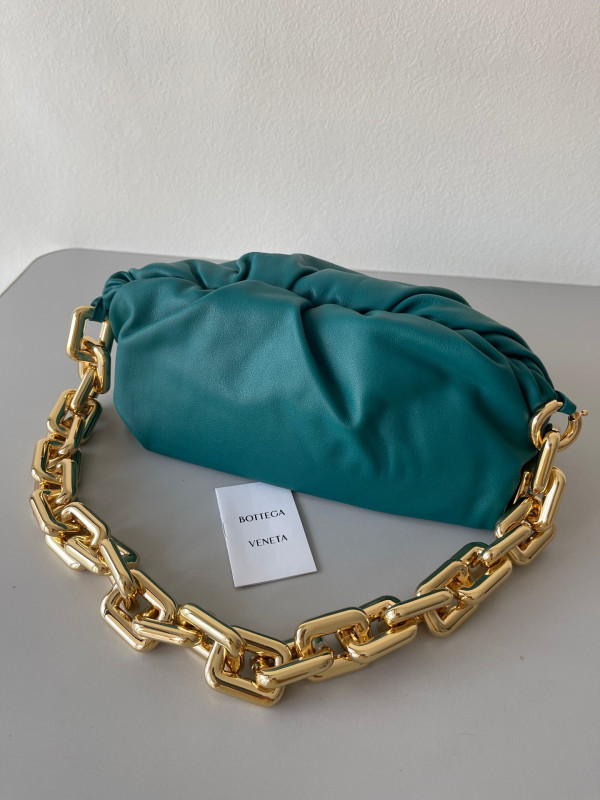 bo*te*ga Ve*ne*ta the chain pouch
