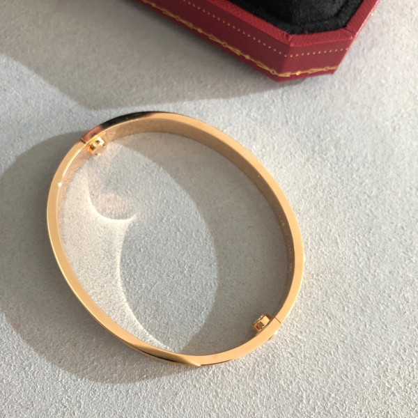 Ca*t*er  bracelet