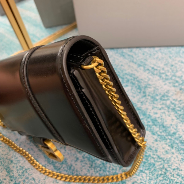 Ba*len*cia*ga hourglass wallet on chain