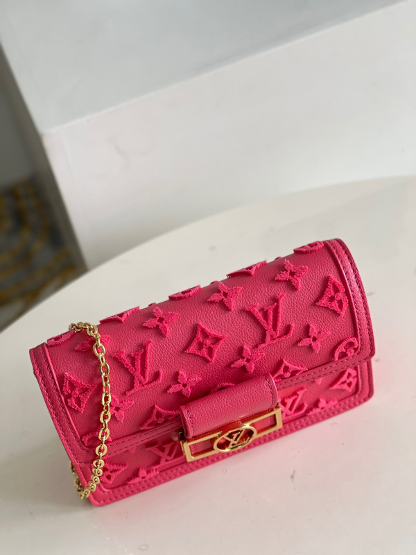 l0*is V*t0n mini dauphine