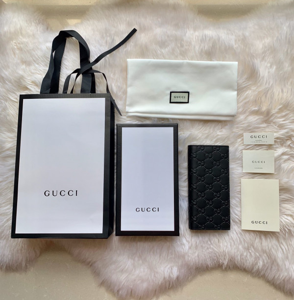 G*u*i long wallet