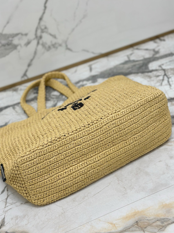 Pra*a crochet tote bag