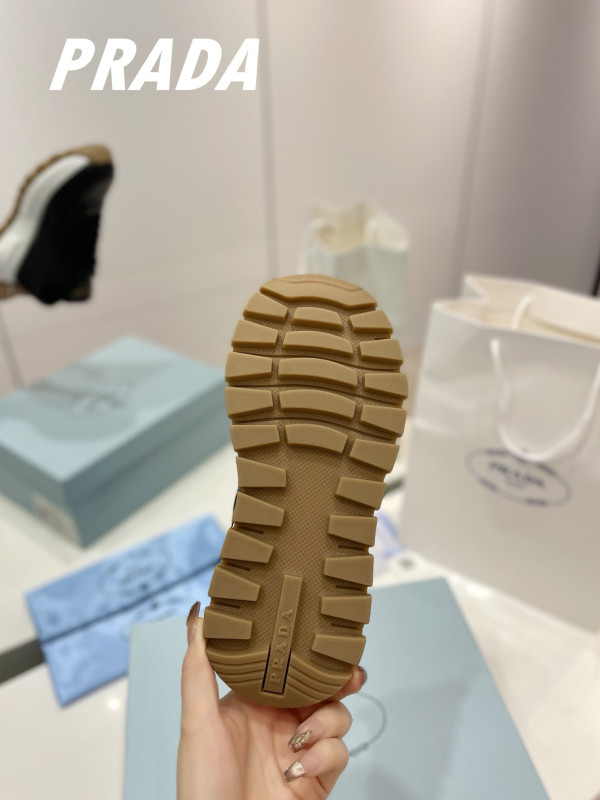 Pra*a sneaker