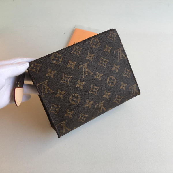 l0*is V*t0n toiletry pouch 19