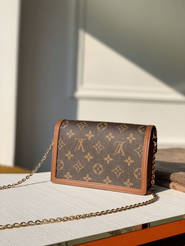 l0*is V*t0n v dauphine chain wallet