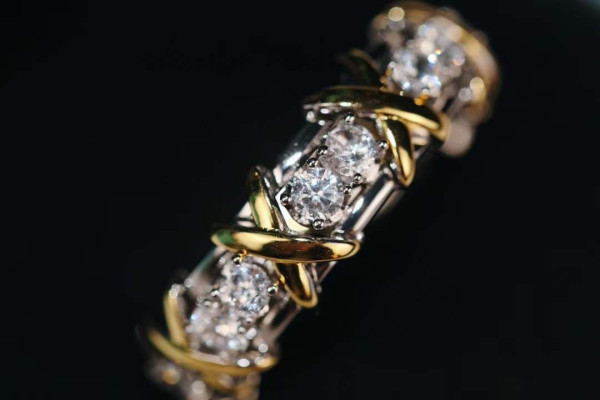T*f*ny sixteen stone ring