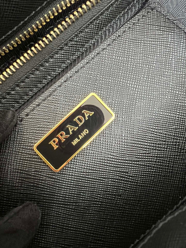 Pra*a galleria saffiano bag medium