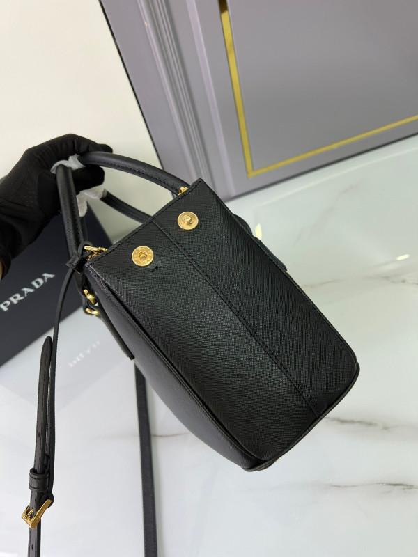 Pra*a galleria saffiano bag medium