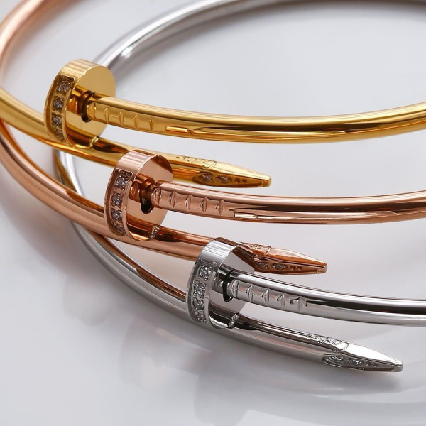 Ca*t*er  bracelet