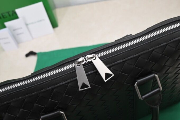 bo*te*ga Ve*ne*ta slim intrecciato briefcase