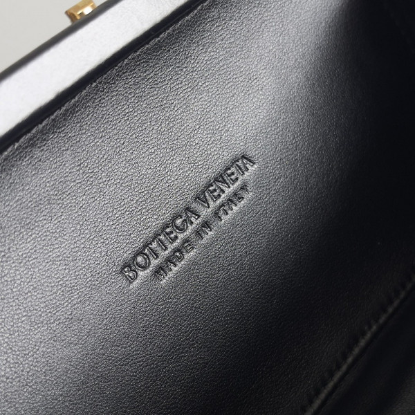 bo*te*ga Ve*ne*ta knot minaudiere