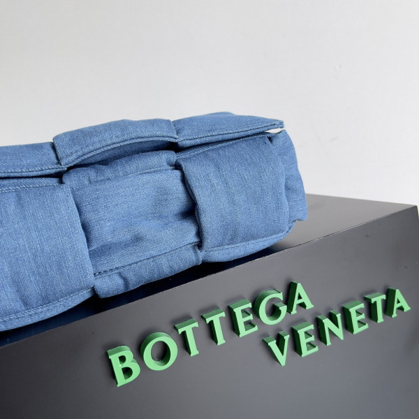 bo*te*ga Ve*ne*ta padded tech cassette