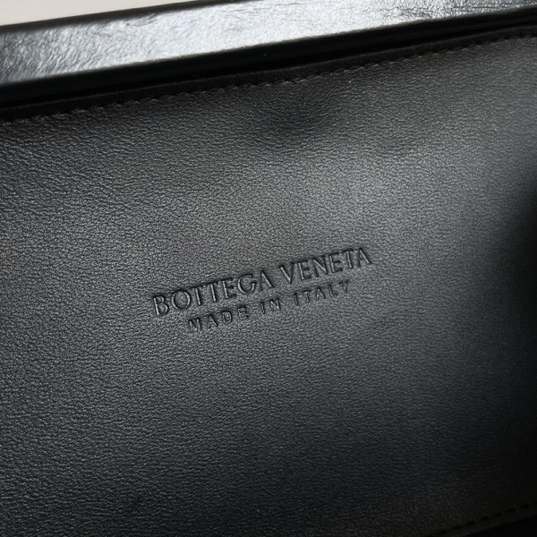 bo*te*ga Ve*ne*ta knot minaudiere on strap