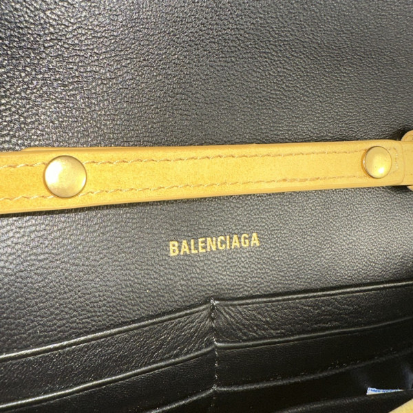 Ba*len*cia*ga hourglass wallet on chain