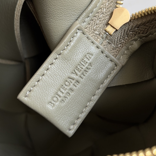bo*te*ga Ve*ne*ta mini cassette camera bag