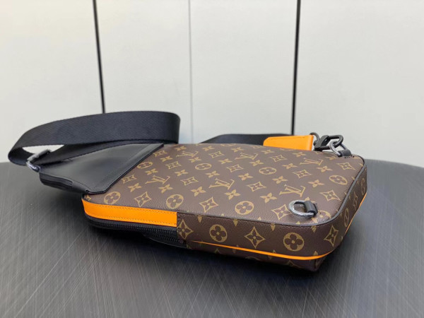 l0*is V*t0n avenue slingbag