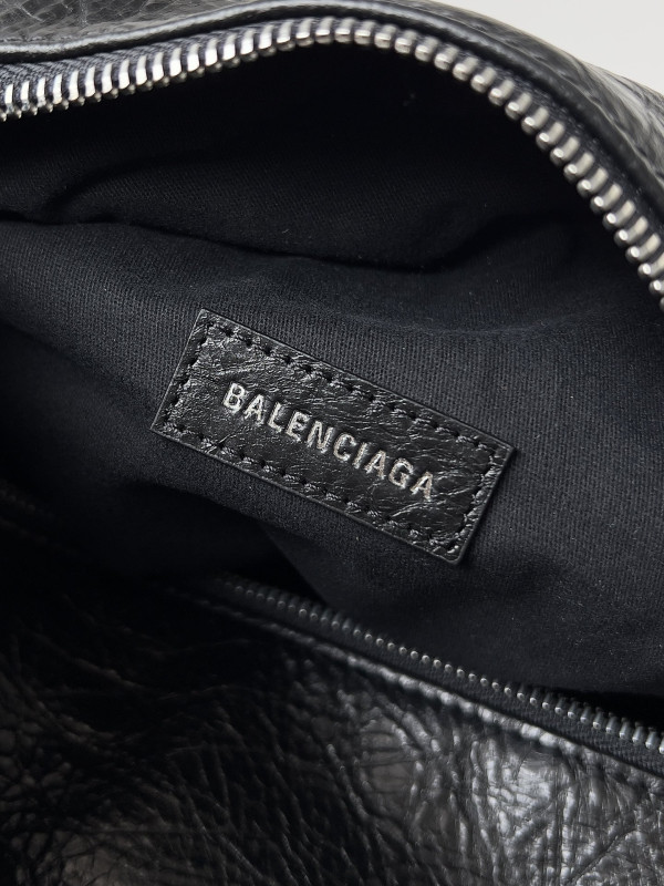 ba*len*cia*ga S*perbusy large sling bag