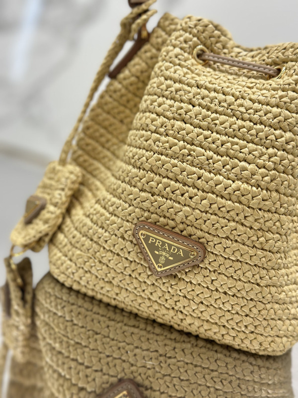 Pra*a  bucket bag