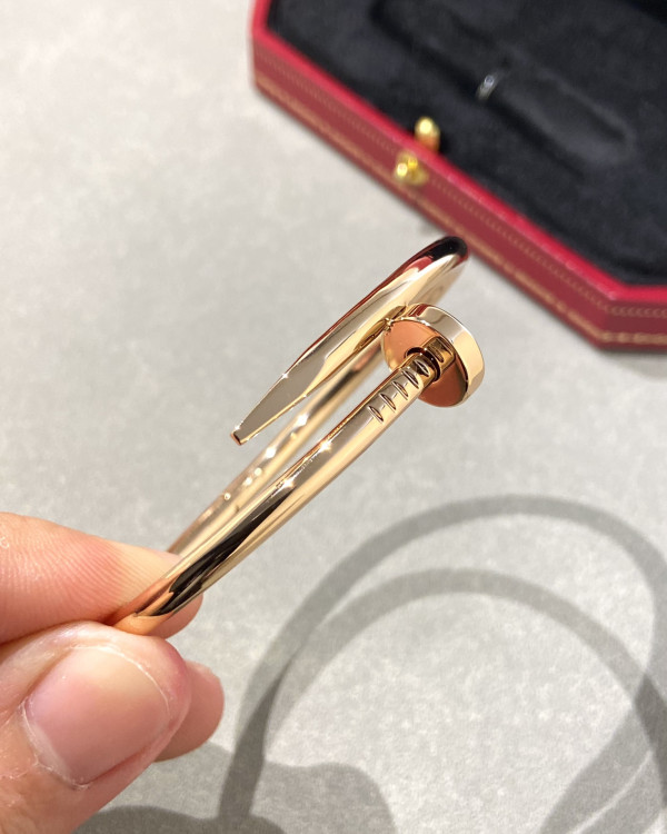 Ca*t*er  bracelet