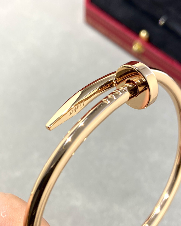 Ca*t*er  bracelet