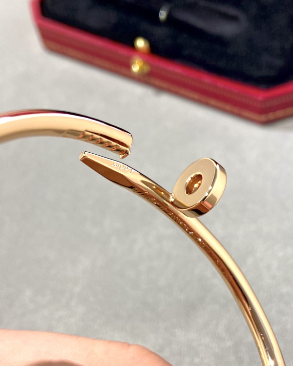 Ca*t*er  bracelet