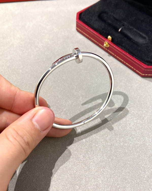 Ca*t*er  bracelet